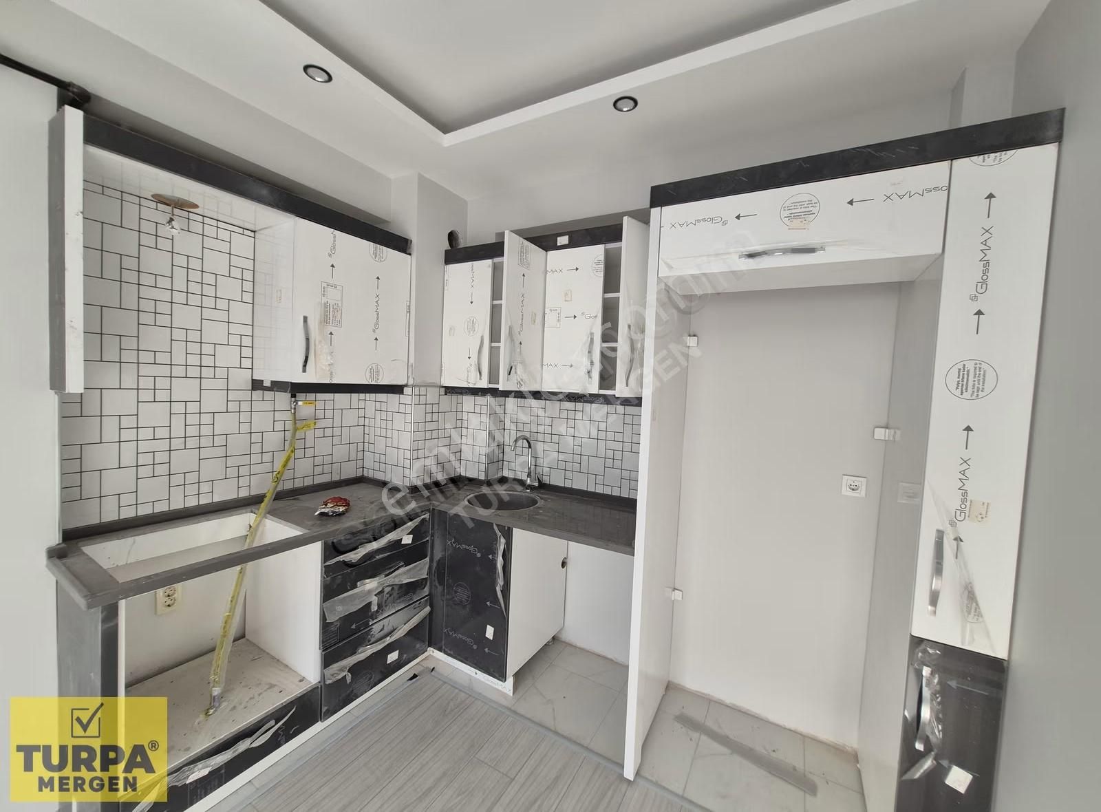 Kiralık 1+1 Sıfır Daire Menemen Koyundere Mevkiinde Saat Kulesine Yakın