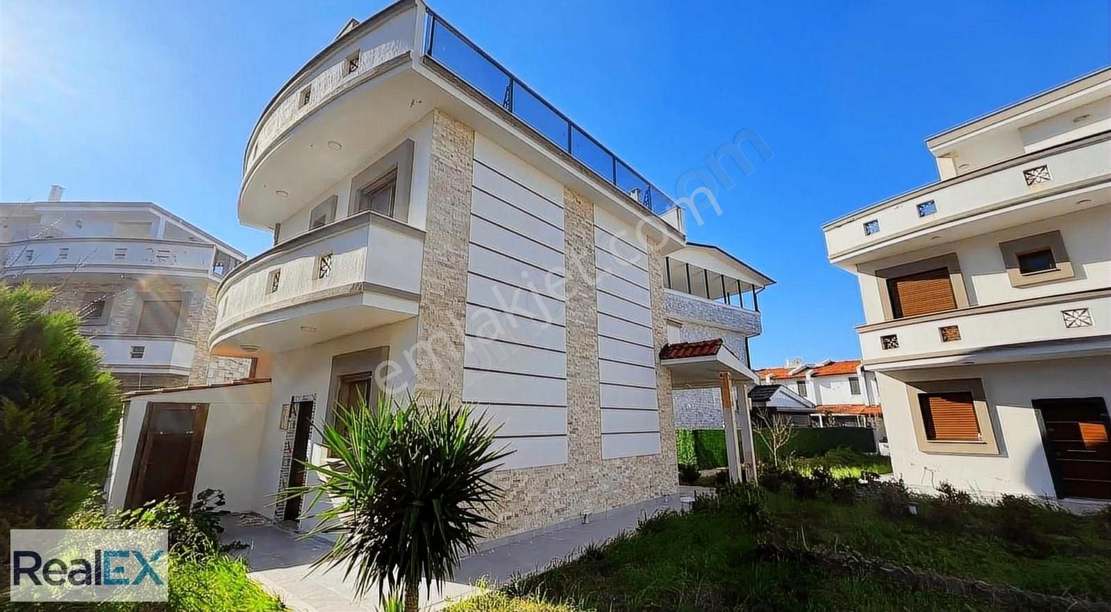 Tek Müstakil Villa Denize 50m Site İçerisinde 3+1