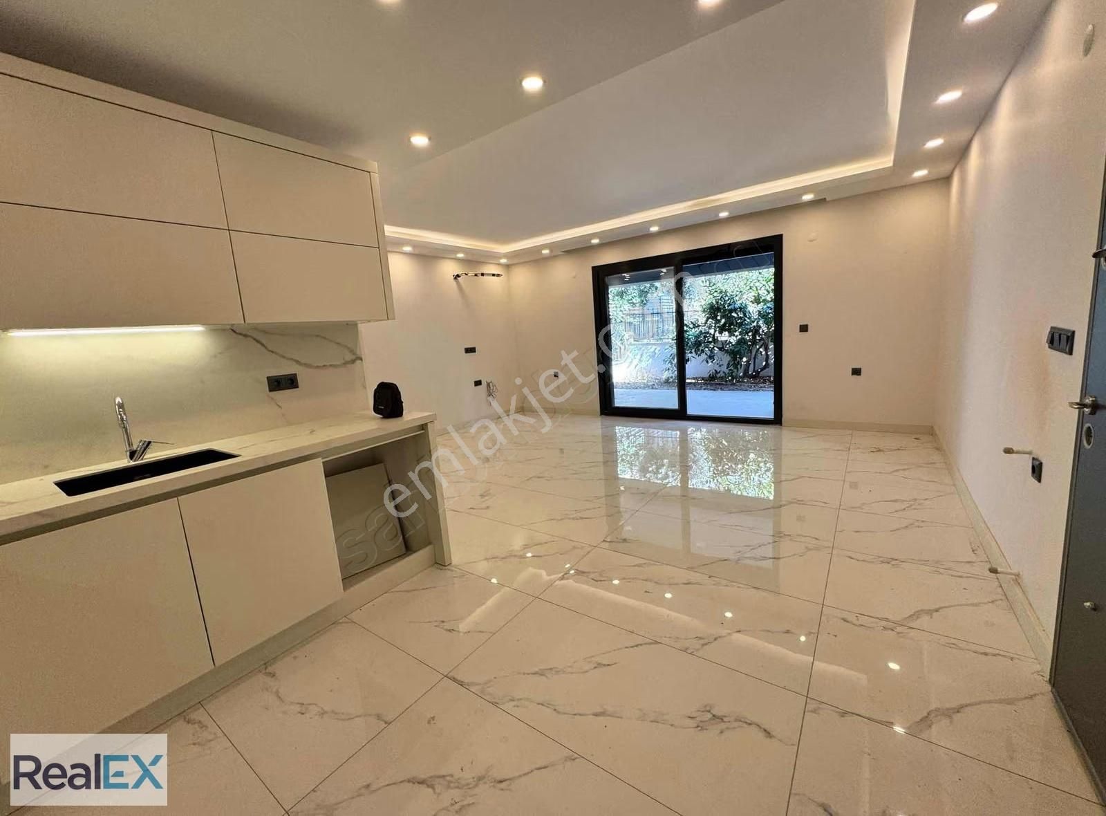 Çarşı İçinde Ve Deniz Tarafında 3+1 Lüks Villa - Görsel 8