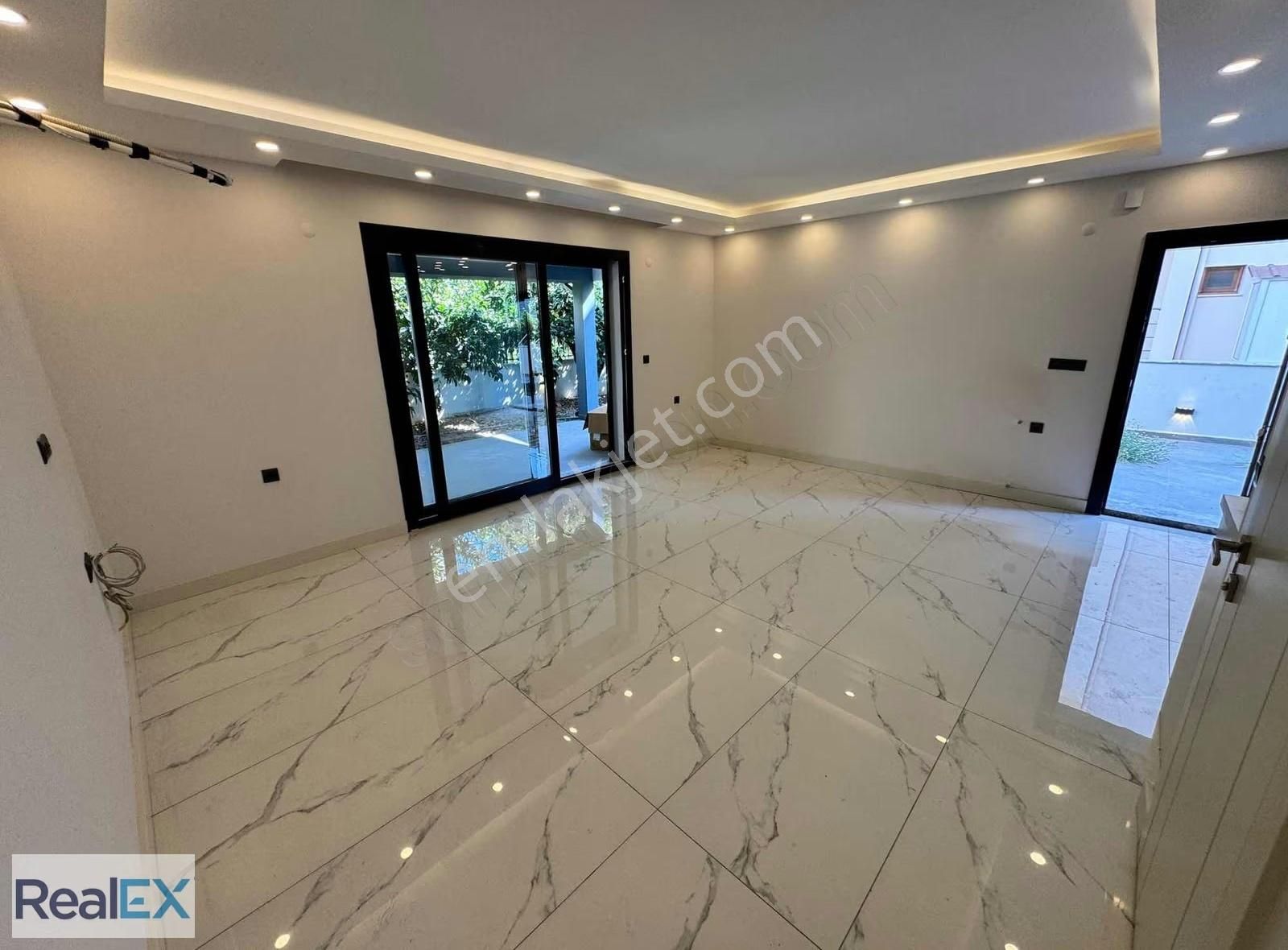 Çarşı İçinde Ve Deniz Tarafında 3+1 Lüks Villa