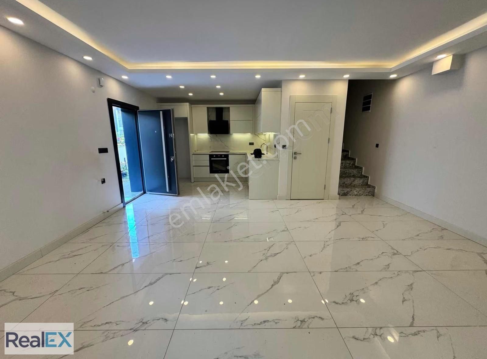 Çarşı İçinde Ve Deniz Tarafında 3+1 Lüks Villa - Görsel 14