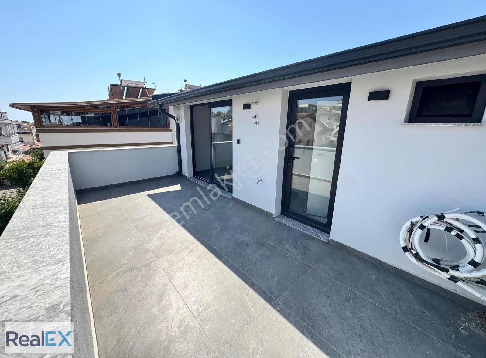 Çarşı İçinde Ve Deniz Tarafında 3+1 Lüks Villa - Görsel 15