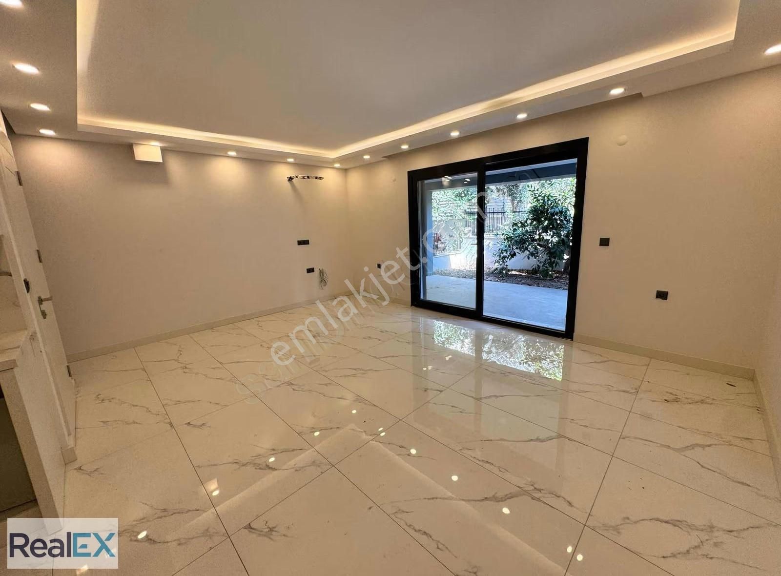 Çarşı İçinde Ve Deniz Tarafında 3+1 Lüks Villa - Görsel 22