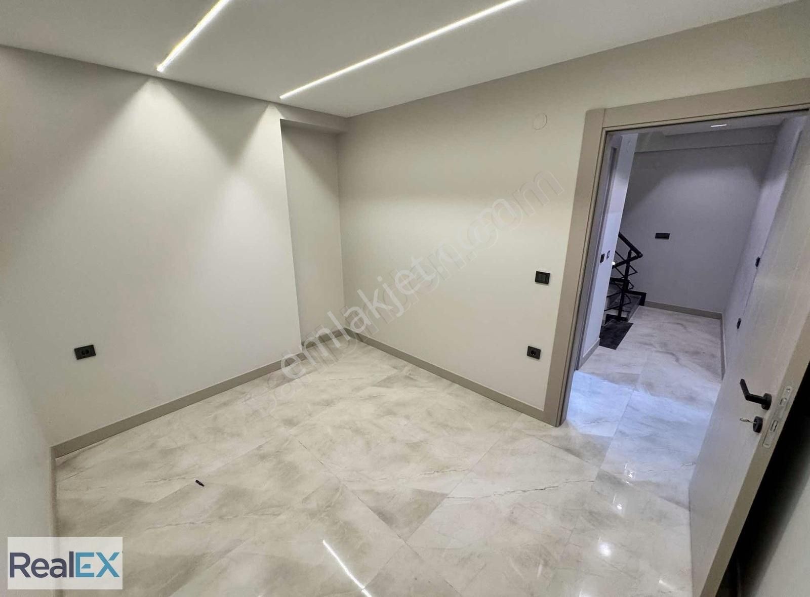 Realex - Büyük Bahçeli 3+1 Villa Denize Yürüme Mesafesi - Görsel 2