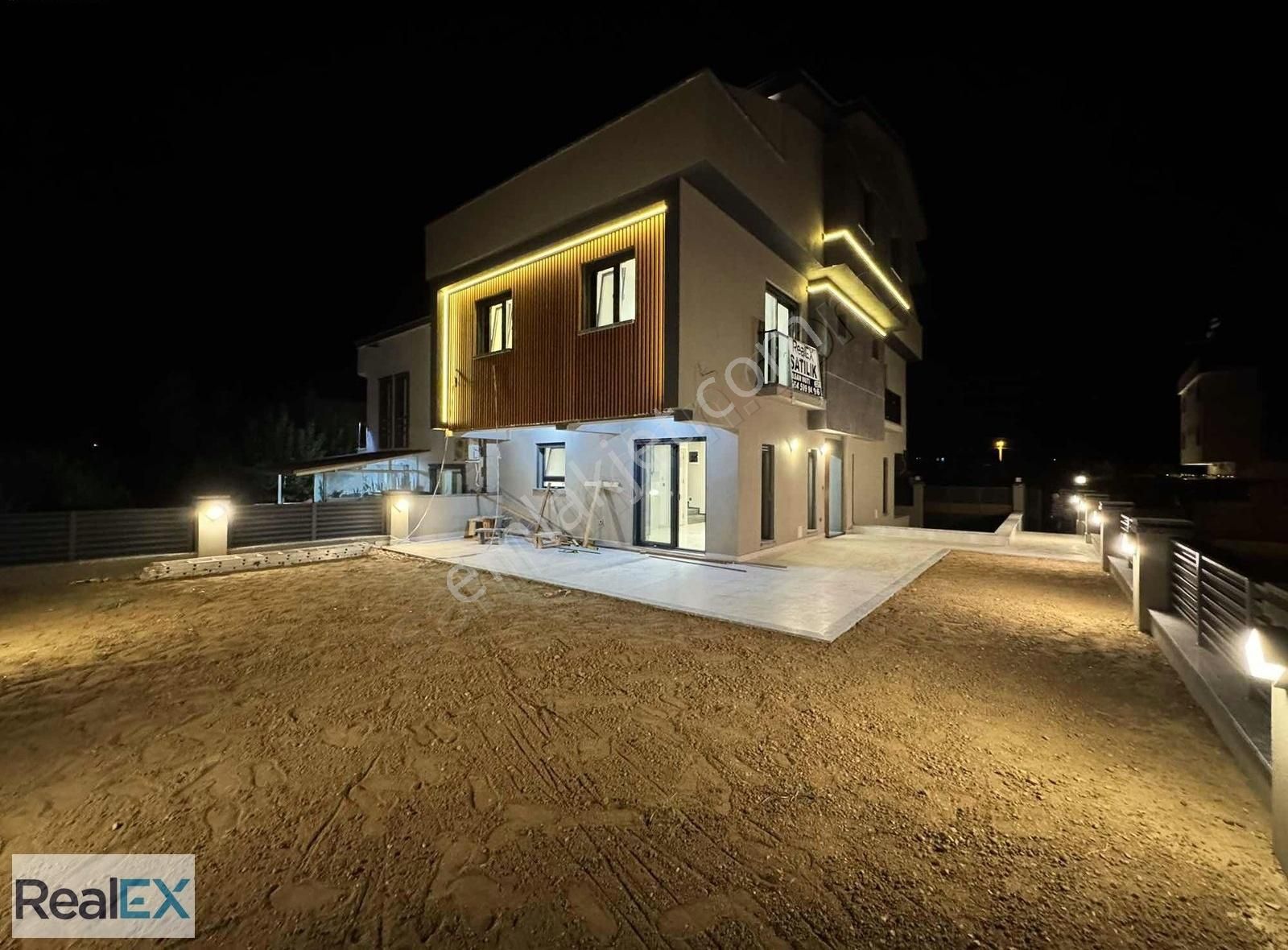 Realex - Büyük Bahçeli 3+1 Villa Denize Yürüme Mesafesi