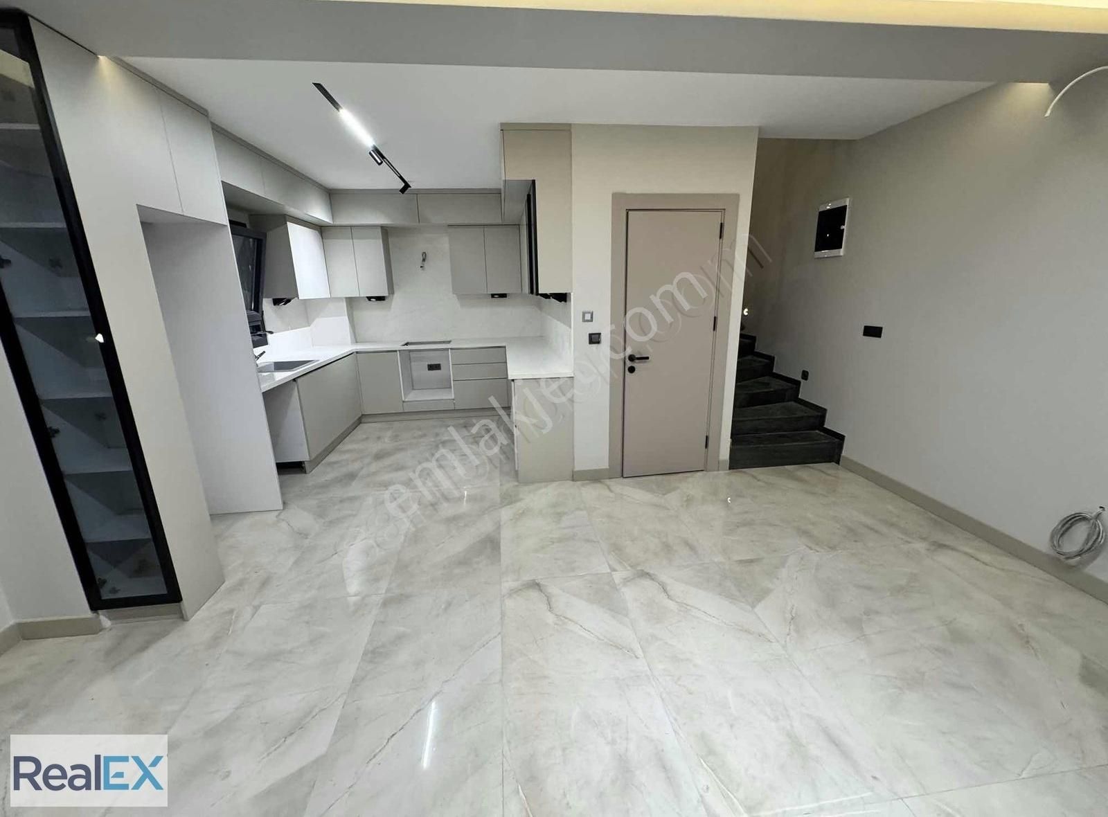 Realex - Büyük Bahçeli 3+1 Villa Denize Yürüme Mesafesi - Görsel 4