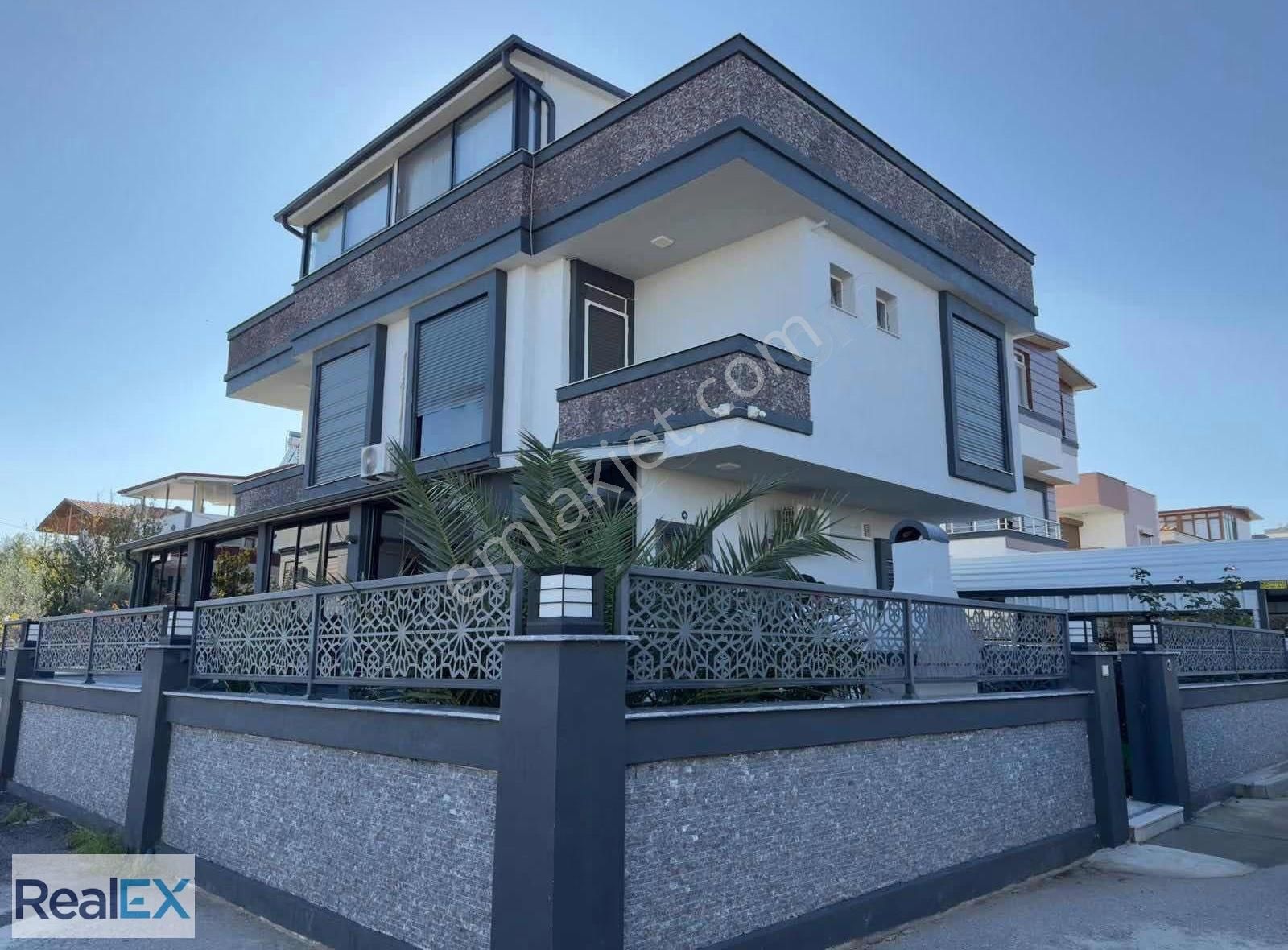 Müstakil Bahçeli Otoparklı Full Eşyalı 3+1 Triplex Villa