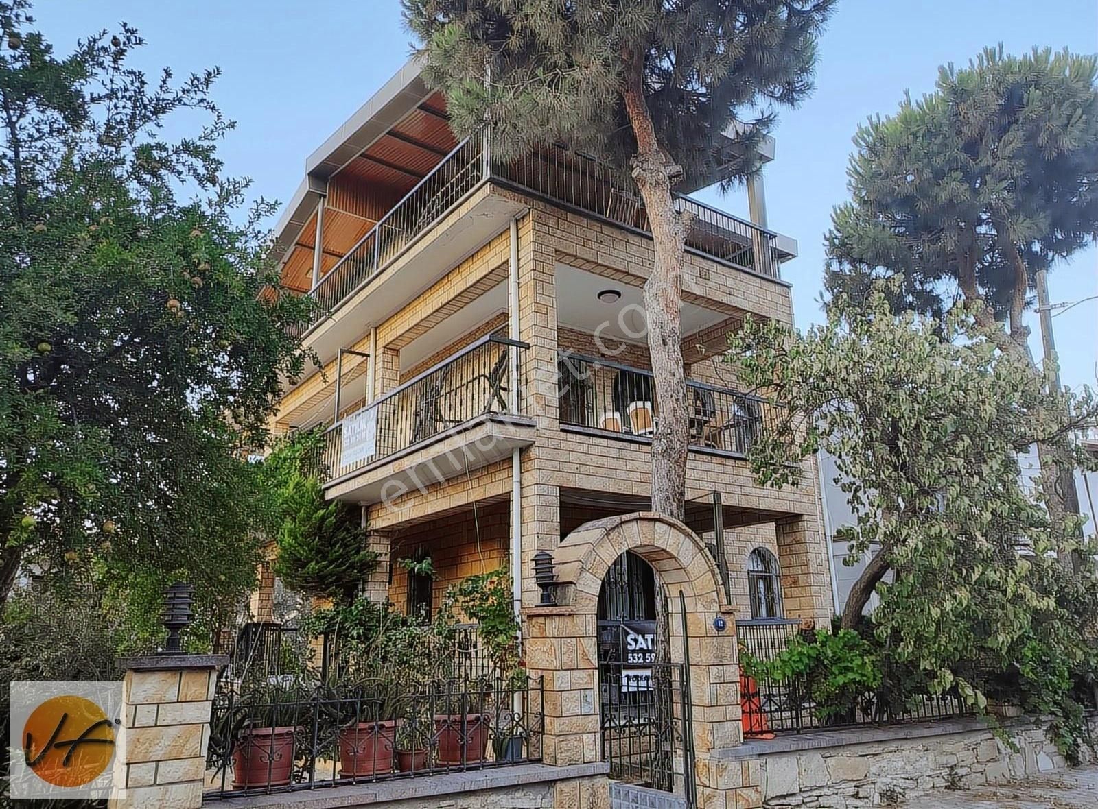 Yeni Foça Merkezde Denize 80m Mesafede 6+1 Triplex Satılık Villa - Görsel 23