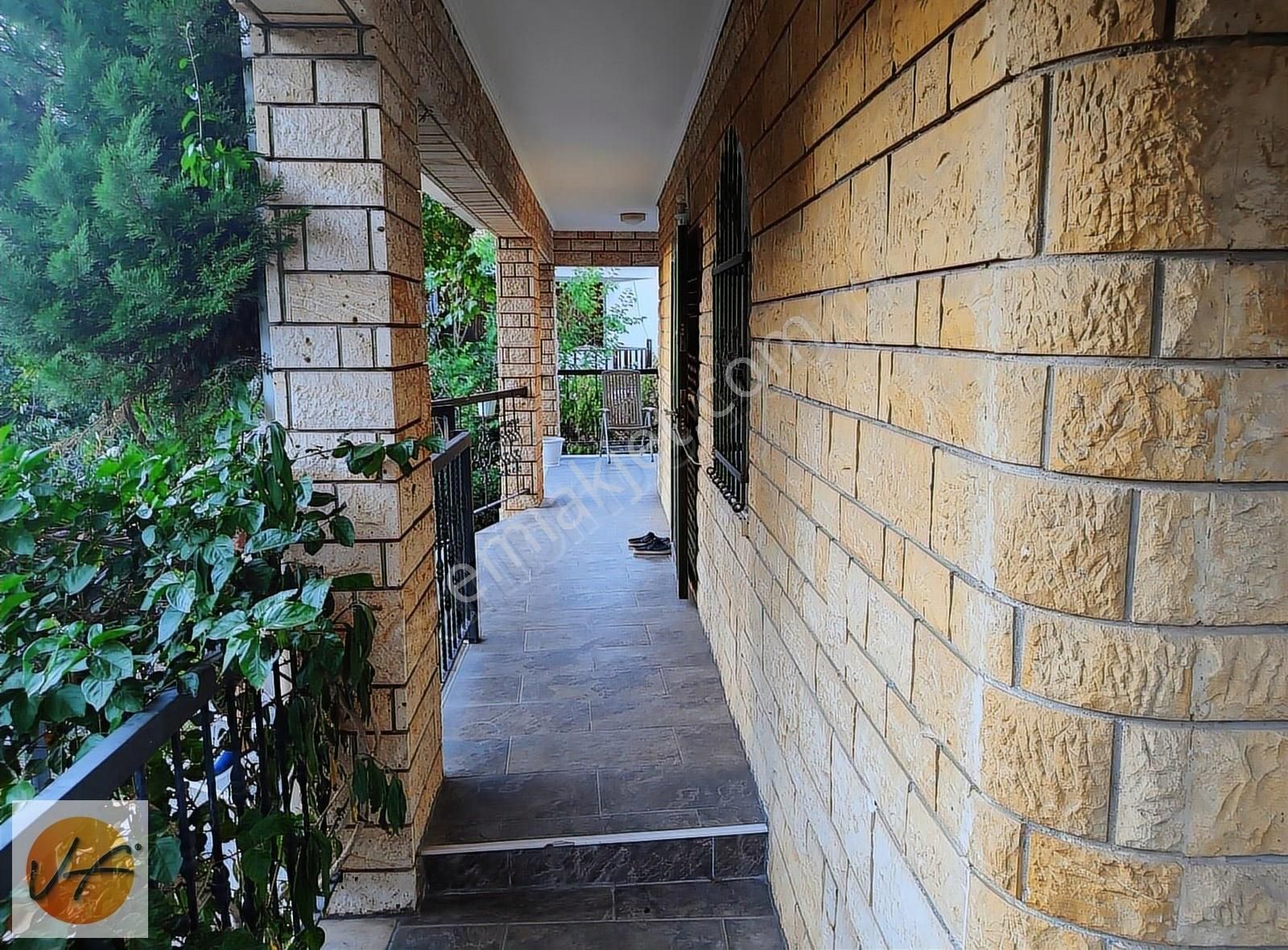 Yeni Foça Merkezde Denize 80m Mesafede 6+1 Triplex Satılık Villa - Görsel 5