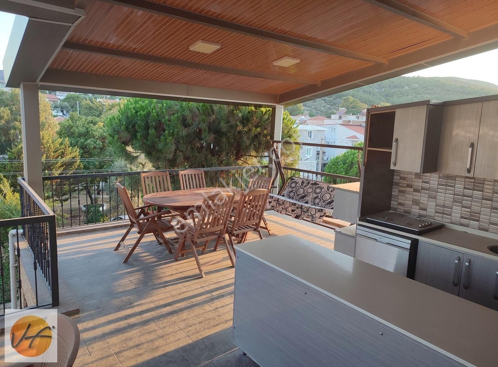 Yeni Foça Merkezde Denize 80m Mesafede 6+1 Triplex Satılık Villa - Görsel 2