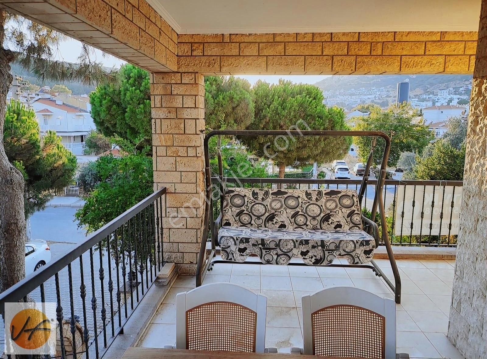 Yeni Foça Merkezde Denize 80m Mesafede 6+1 Triplex Satılık Villa - Görsel 9