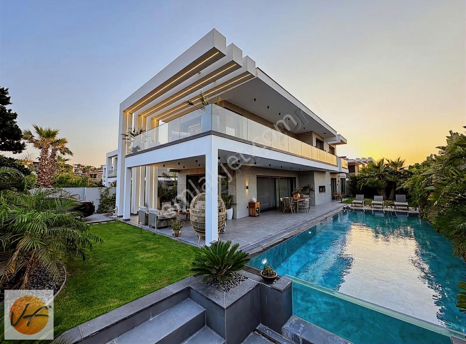 Çeşme Dalyanda Müstakil Havuzlu Satılık 4+1 Villa