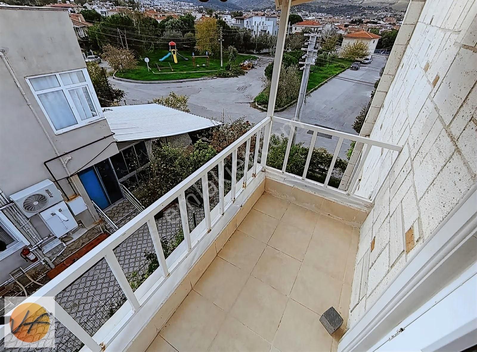 Yeni Foça Merkezde Müstakil Geniş Bahçeli Satılık 4+1 Tripleks - Görsel 3