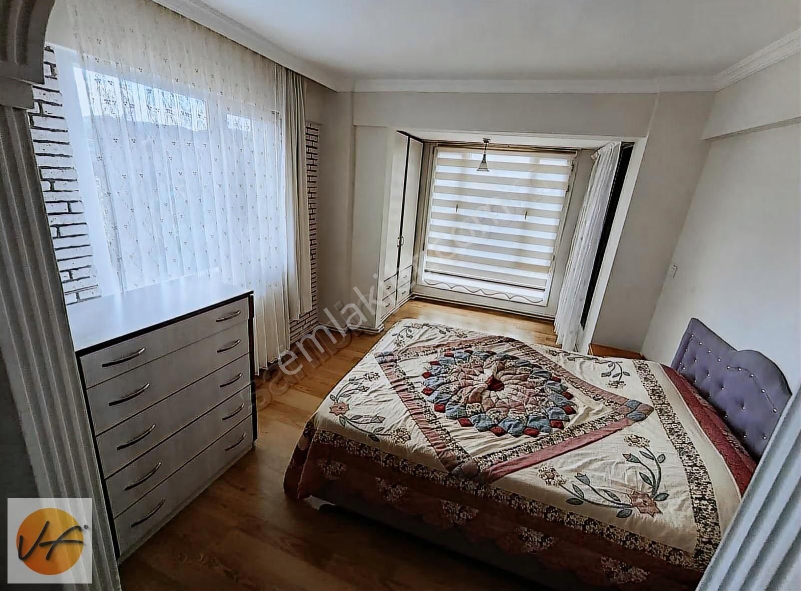 Yeni Foça Merkezde Müstakil Geniş Bahçeli Satılık 4+1 Tripleks - Görsel 2