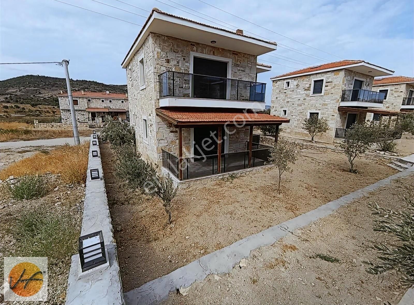 Foça'da Havuzlu Sitede Tam Müstakil Geniş Bahçeli Satılık Villa - Görsel 24