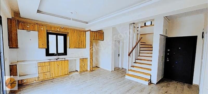 Foça'da Havuzlu Sitede Tam Müstakil Geniş Bahçeli Satılık Villa - Görsel 7