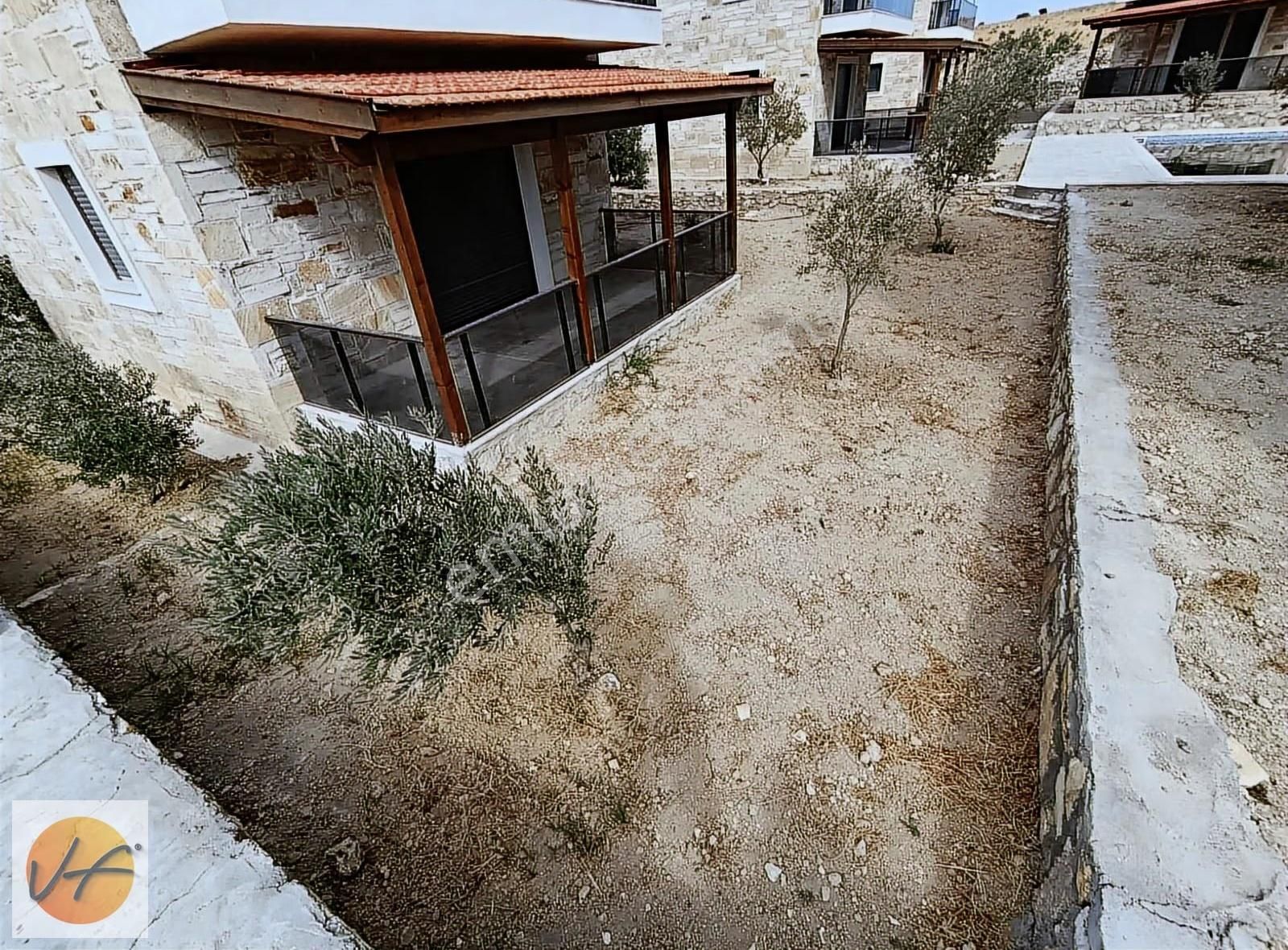 Foça'da Havuzlu Sitede Tam Müstakil Geniş Bahçeli Satılık Villa - Görsel 19