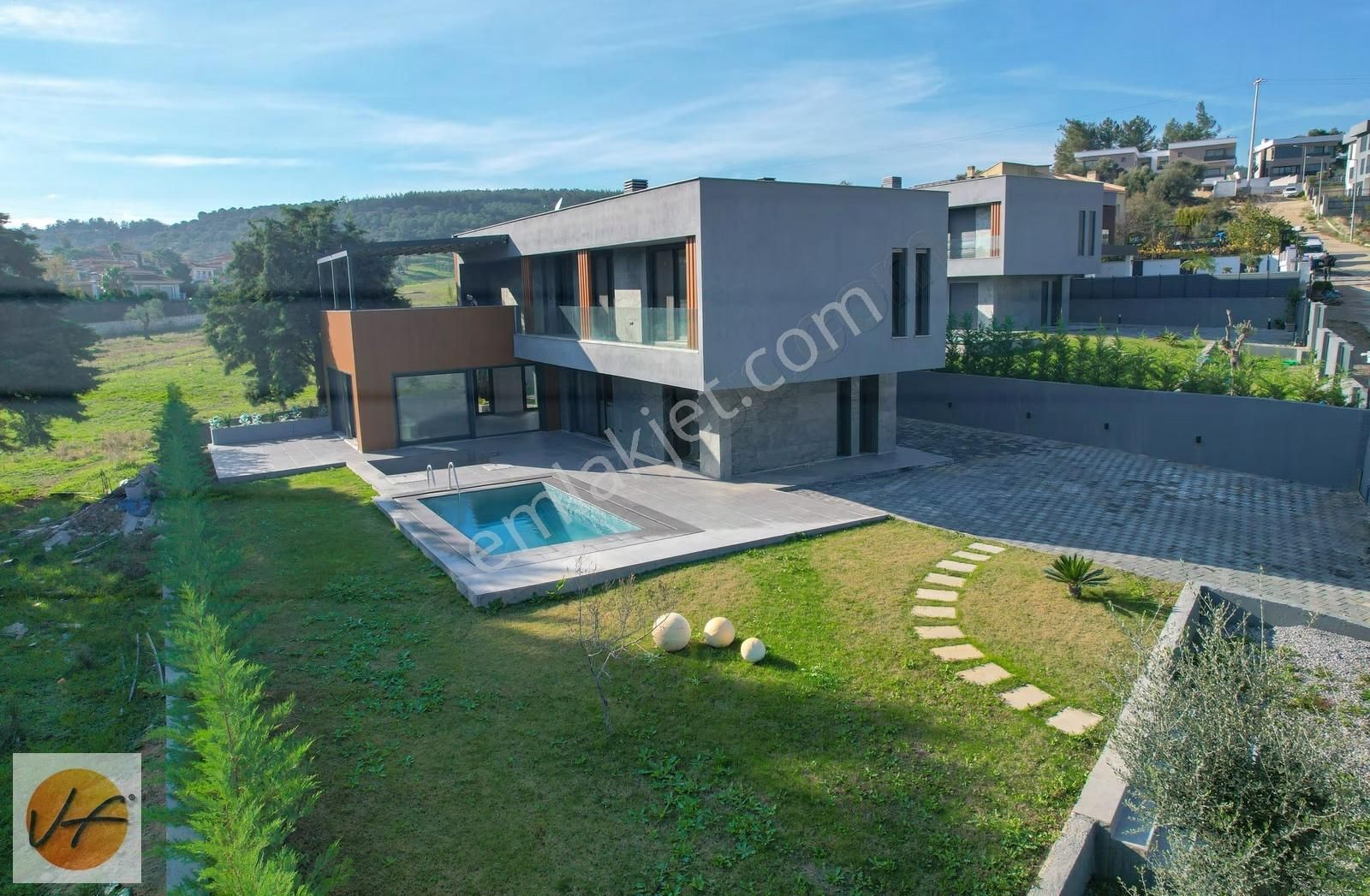 Güzelbahçe Çamlıda Havuzlu Müstakil Satılık Villa - Görsel 19