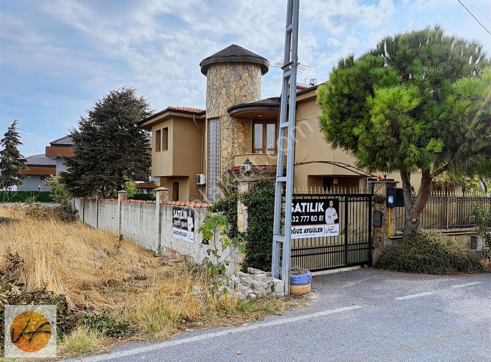 İstanbul Beylikdüzü Dereağzı Mahallesinde Satılık 4+2 Villa