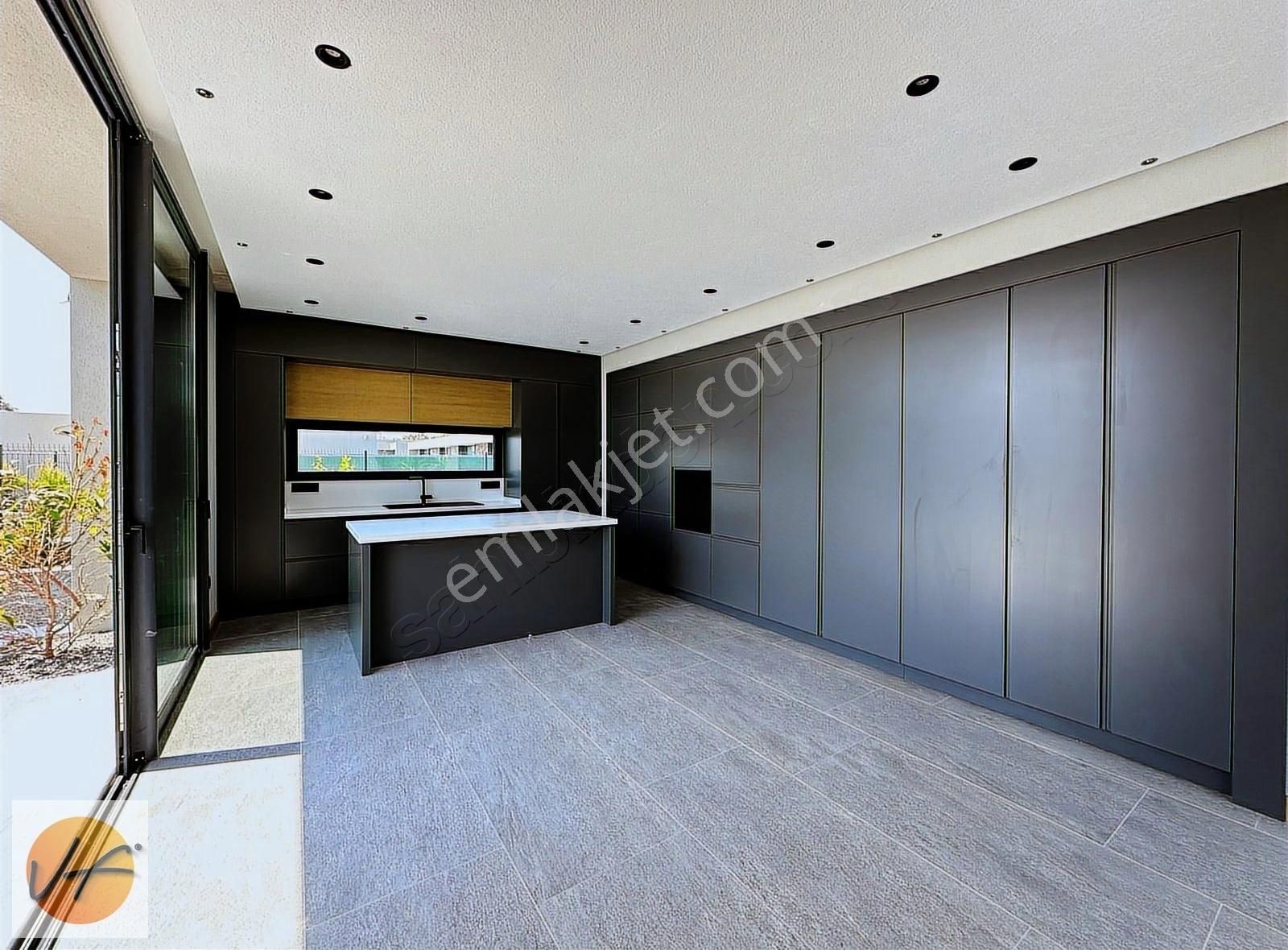 Urla İçmeler Ourland Sitesinde Yatay Mimari Satılık Lüx Villa - Görsel 11