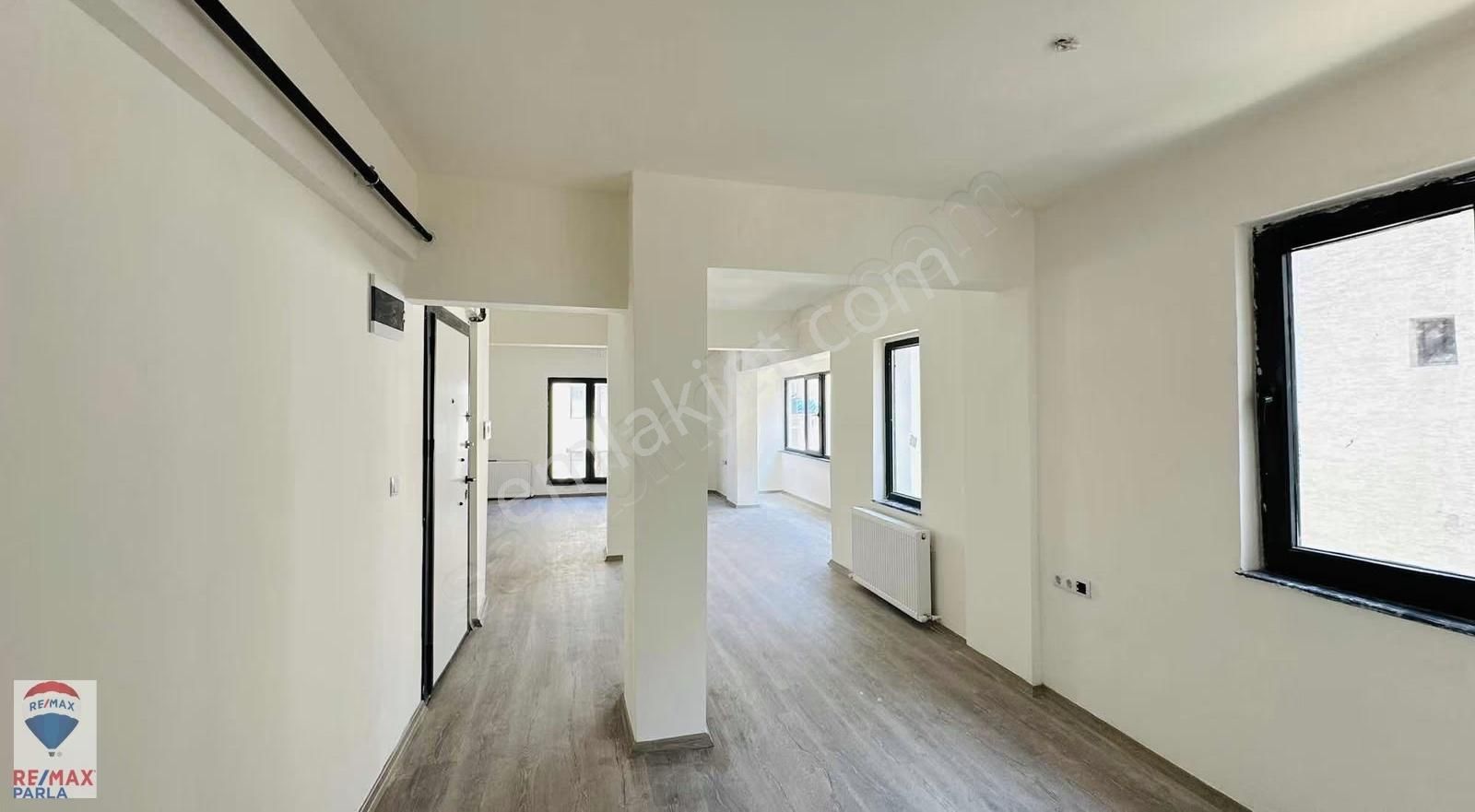 Can / Remax 56'lar Samsun Merkezde Kiralık 105m² Ofis Ve Katları - Görsel 7