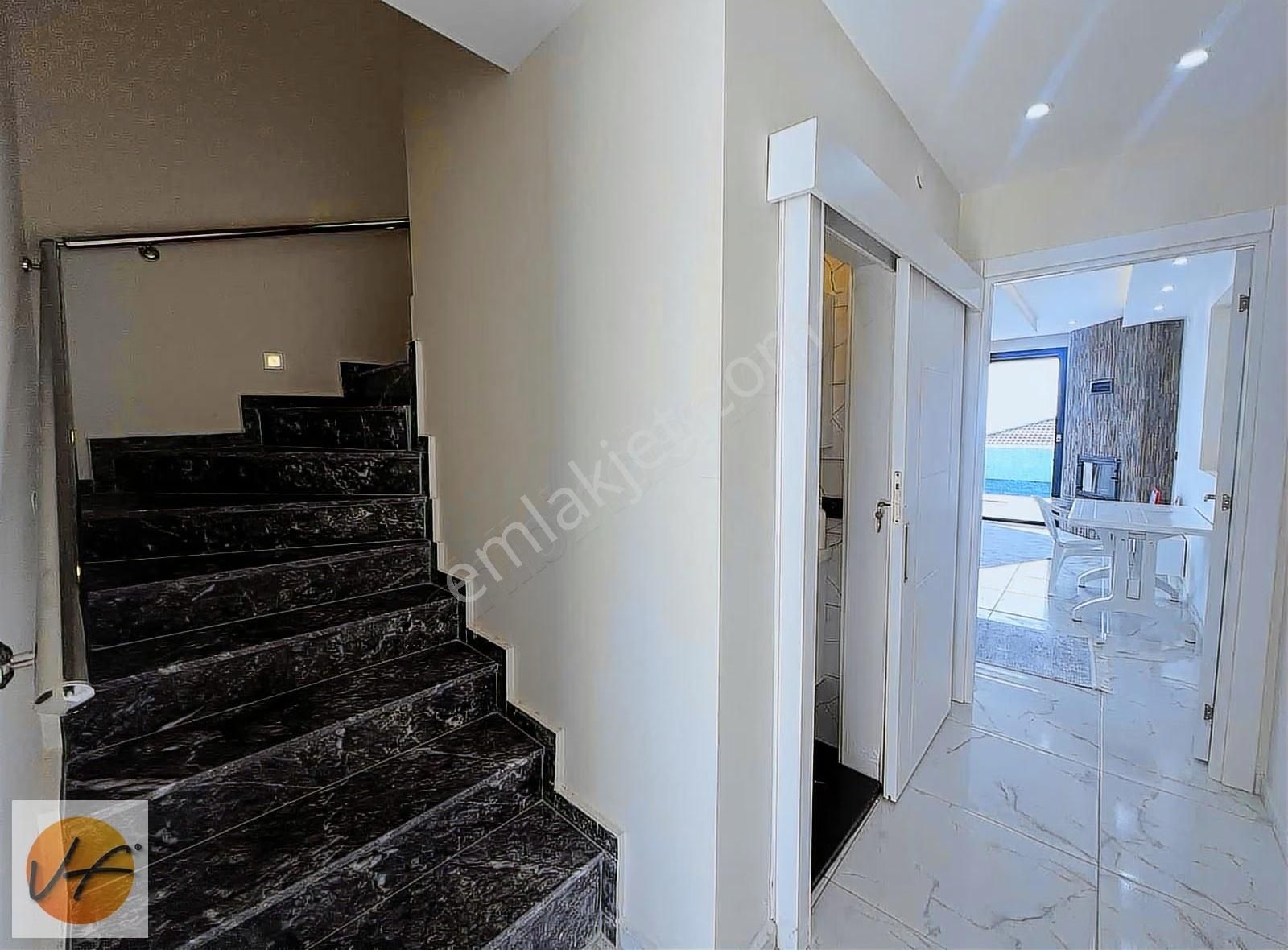 Çeşme Ovacık'ta İki Adet 3+1 Eşyalı Havuzlu Satılık İkiz Villa - Görsel 2