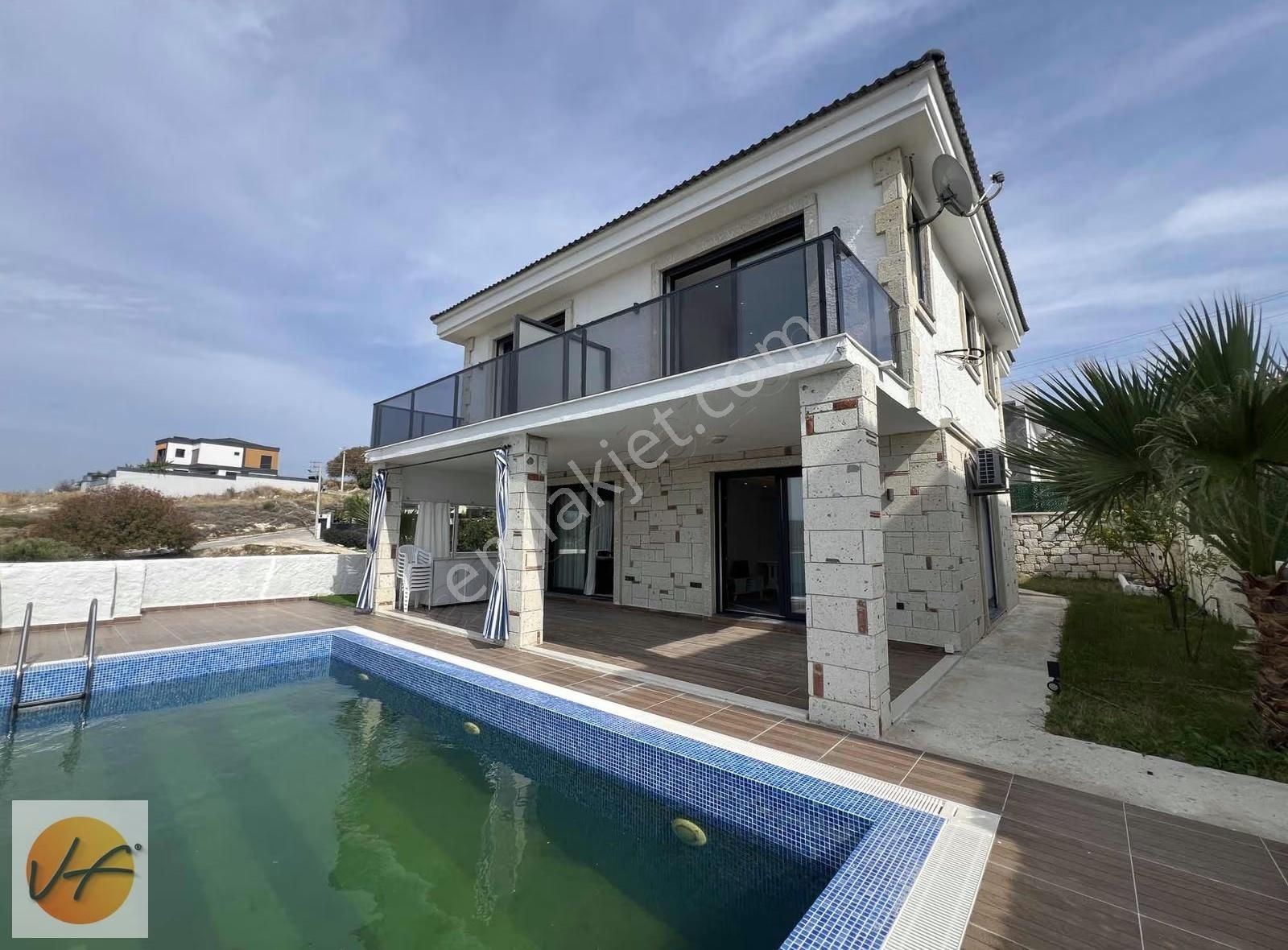 Çeşme Ovacık'ta İki Adet 3+1 Eşyalı Havuzlu Satılık İkiz Villa - Görsel 27