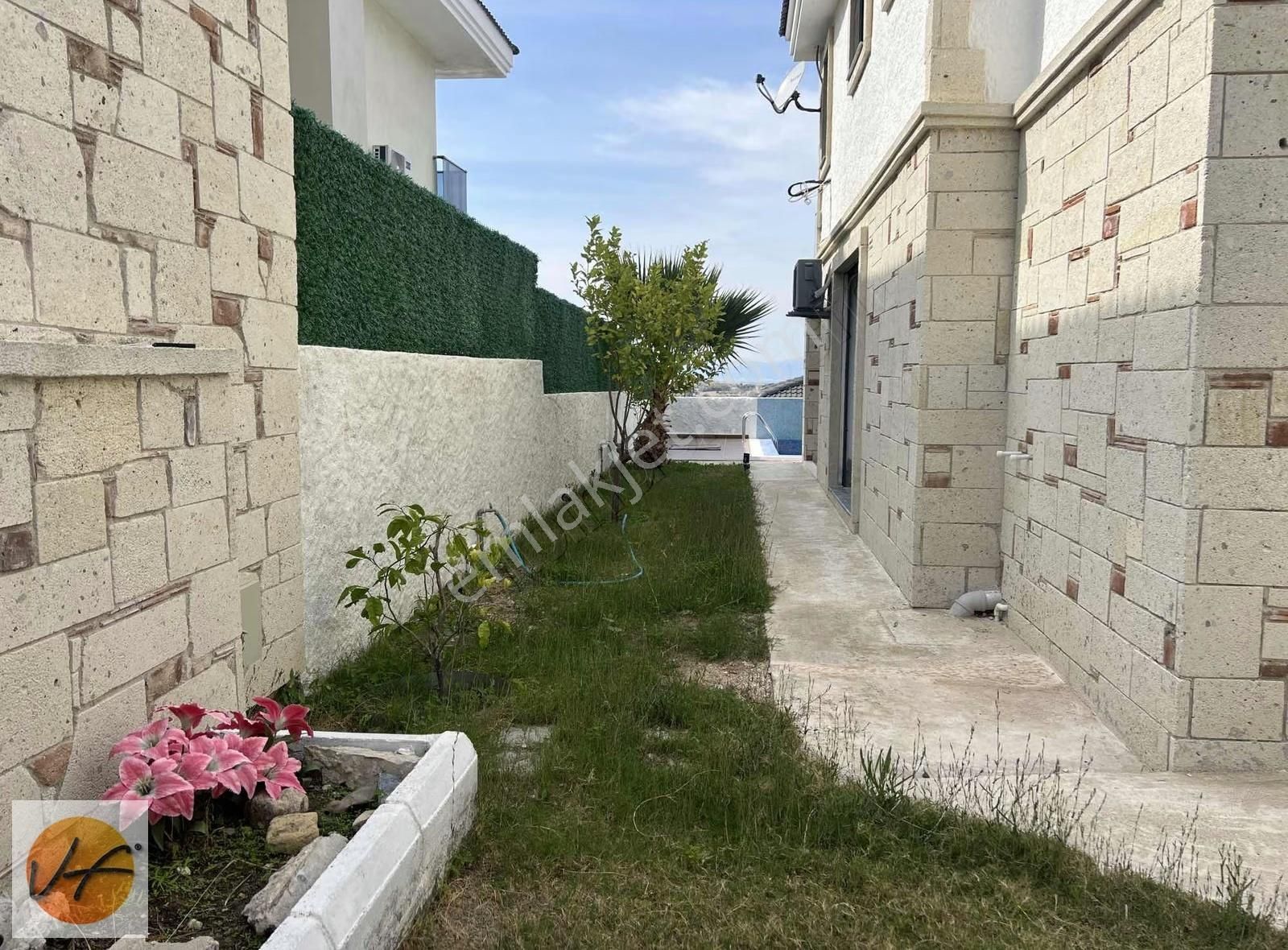 Çeşme Ovacık'ta İki Adet 3+1 Eşyalı Havuzlu Satılık İkiz Villa - Görsel 32