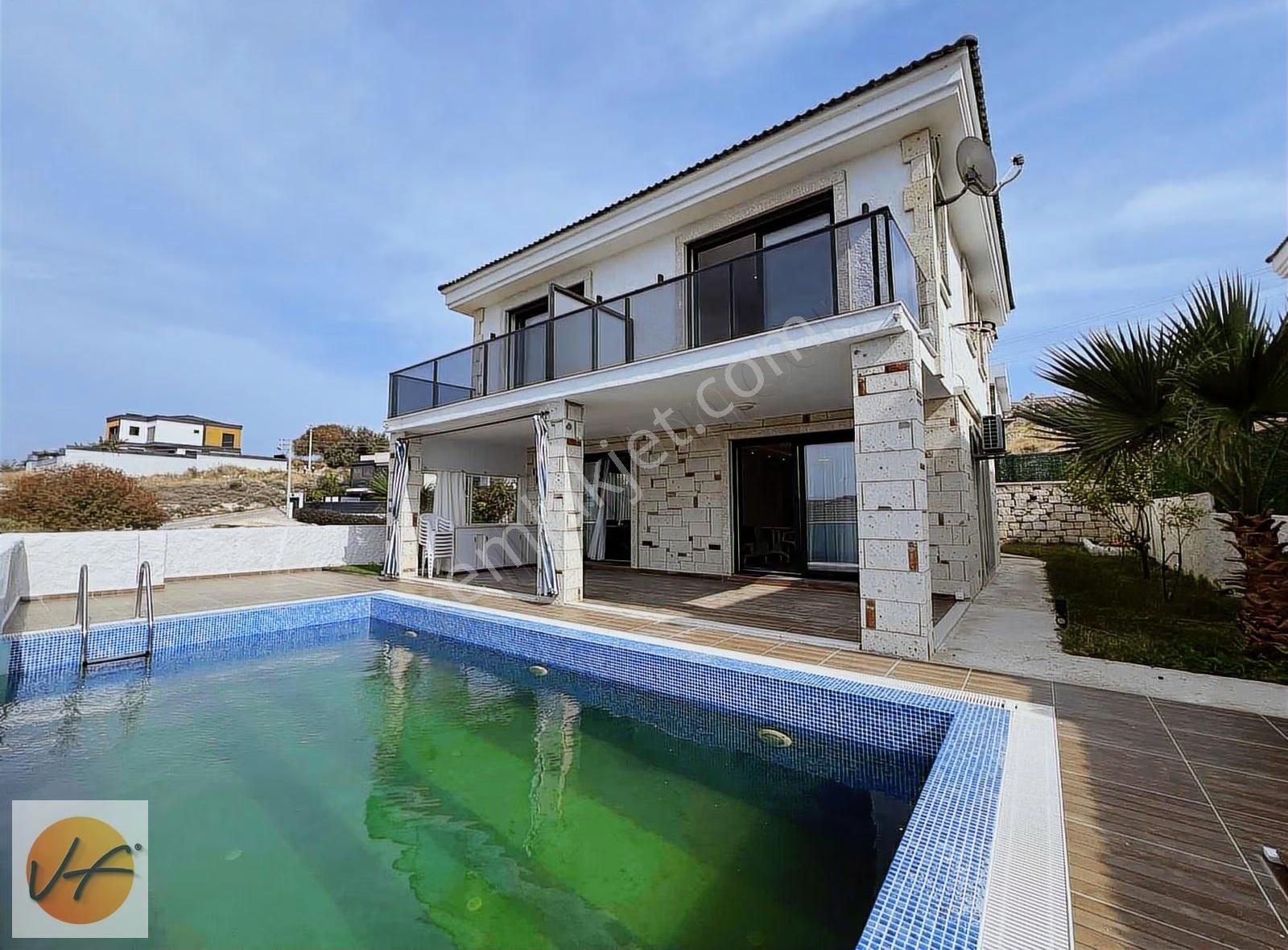 Çeşme Ovacık'ta İki Adet 3+1 Eşyalı Havuzlu Satılık İkiz Villa - Görsel 35