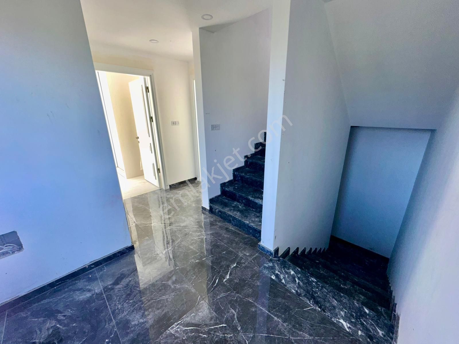 Girne Merkez'de Dağ Ve Deniz Manzaralı, Yüzme Havuzlu Satılık 3+1 Lüks Villa !! - Görsel 13