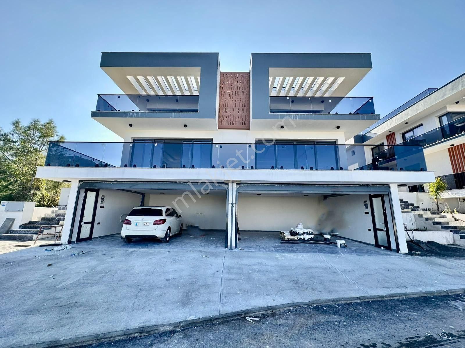 Girne Merkez'de Dağ Ve Deniz Manzaralı, Yüzme Havuzlu Satılık 3+1 Lüks Villa !! - Görsel 2