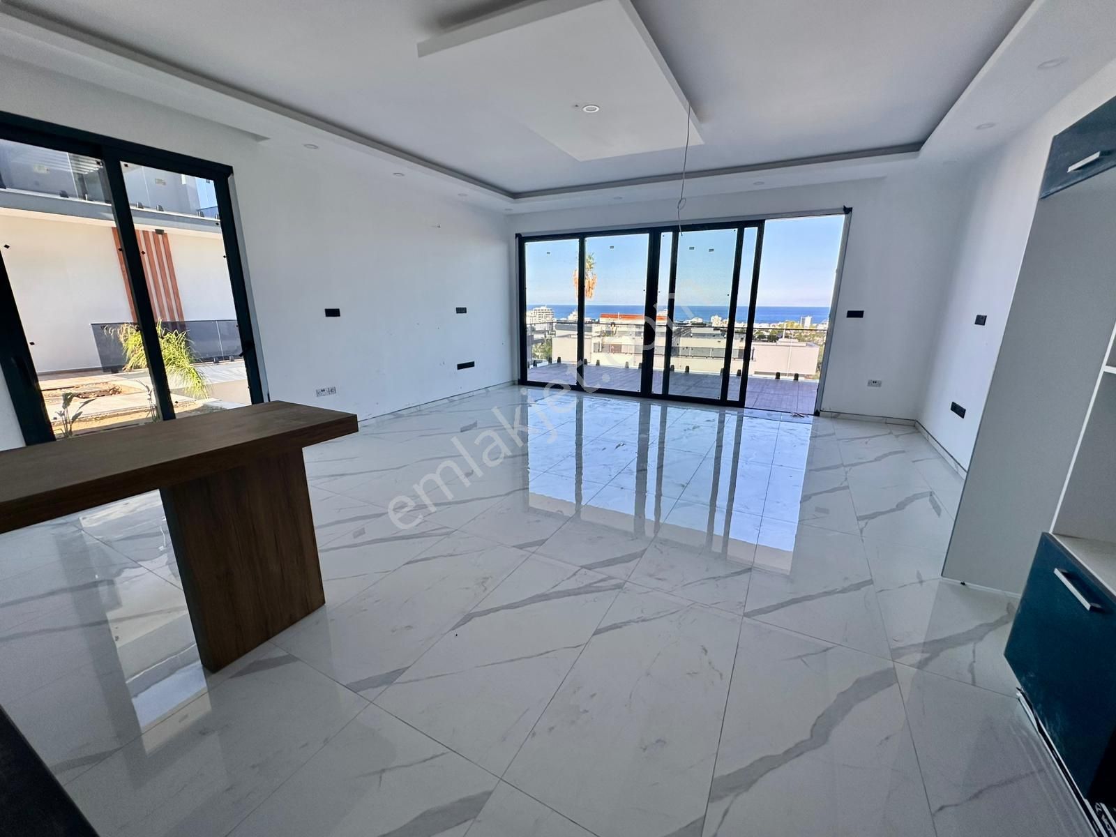 Girne Merkez'de Dağ Ve Deniz Manzaralı, Yüzme Havuzlu Satılık 3+1 Lüks Villa !! - Görsel 3