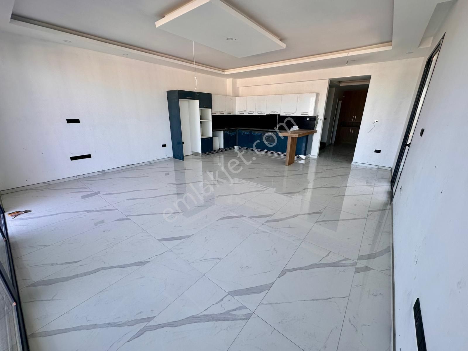 Girne Merkez'de Dağ Ve Deniz Manzaralı, Yüzme Havuzlu Satılık 3+1 Lüks Villa !! - Görsel 5