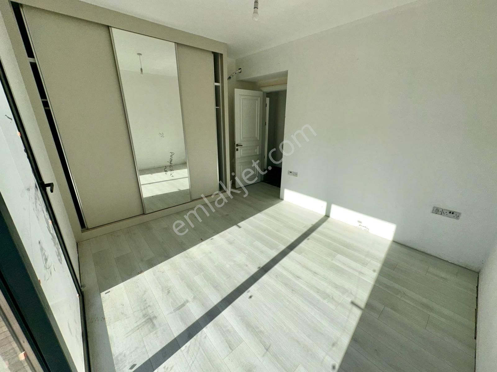 Girne Merkez'de Dağ Ve Deniz Manzaralı, Yüzme Havuzlu Satılık 3+1 Lüks Villa !! - Görsel 10