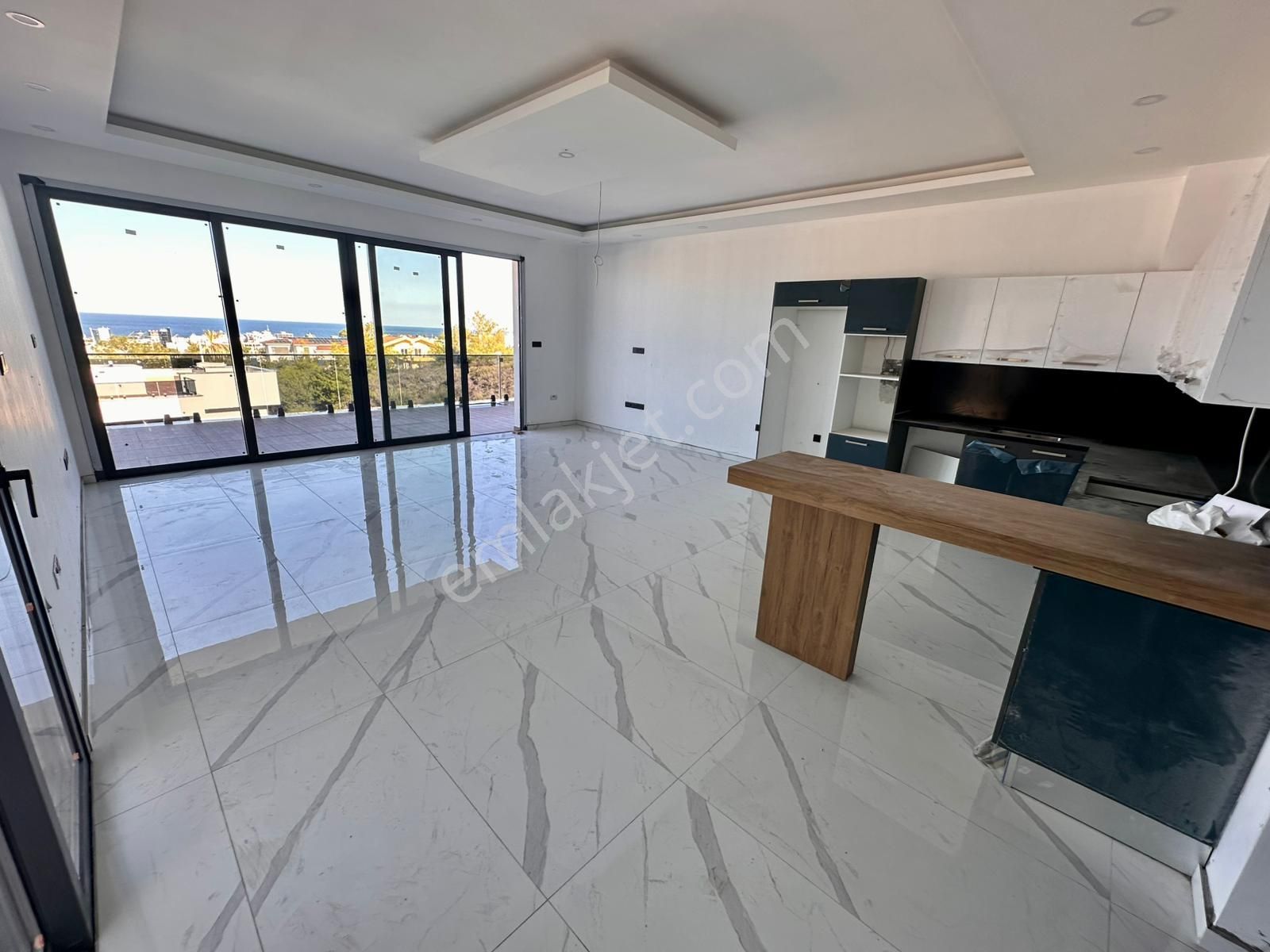 Girne Merkez'de Dağ Ve Deniz Manzaralı, Yüzme Havuzlu Satılık 3+1 Lüks Villa !! - Görsel 4