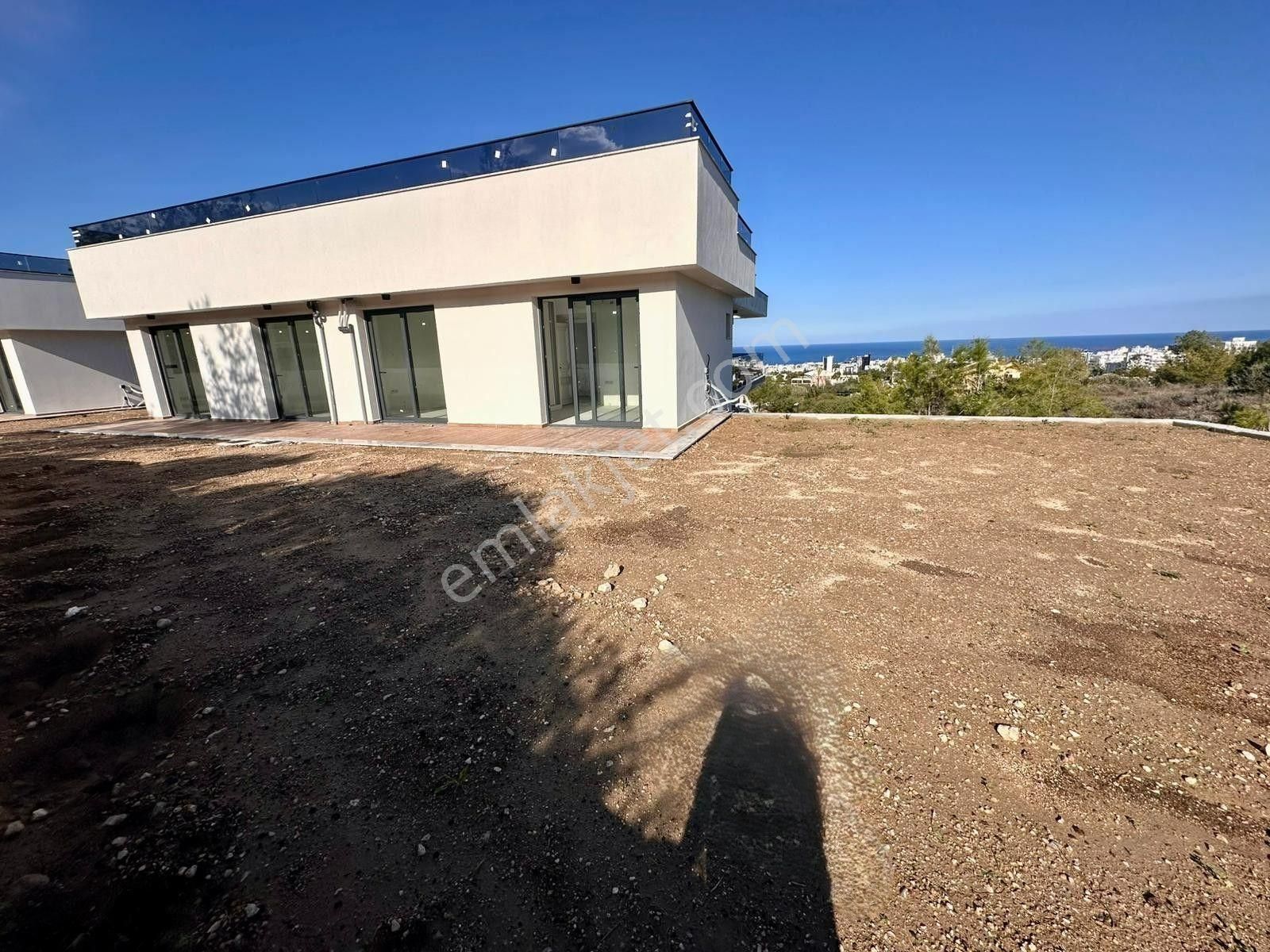 Girne Merkez'de Dağ Ve Deniz Manzaralı, Yüzme Havuzlu Satılık 3+1 Lüks Villa !! - Görsel 23