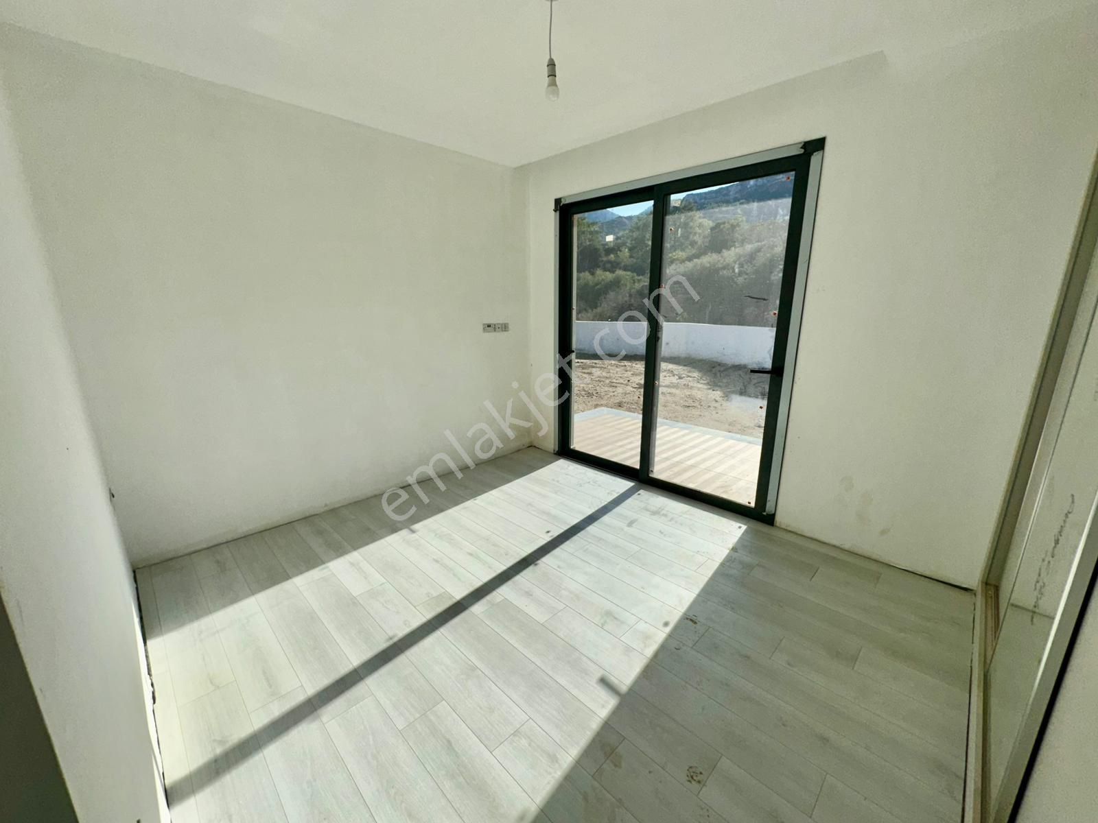 Girne Merkez'de Dağ Ve Deniz Manzaralı, Yüzme Havuzlu Satılık 3+1 Lüks Villa !! - Görsel 11