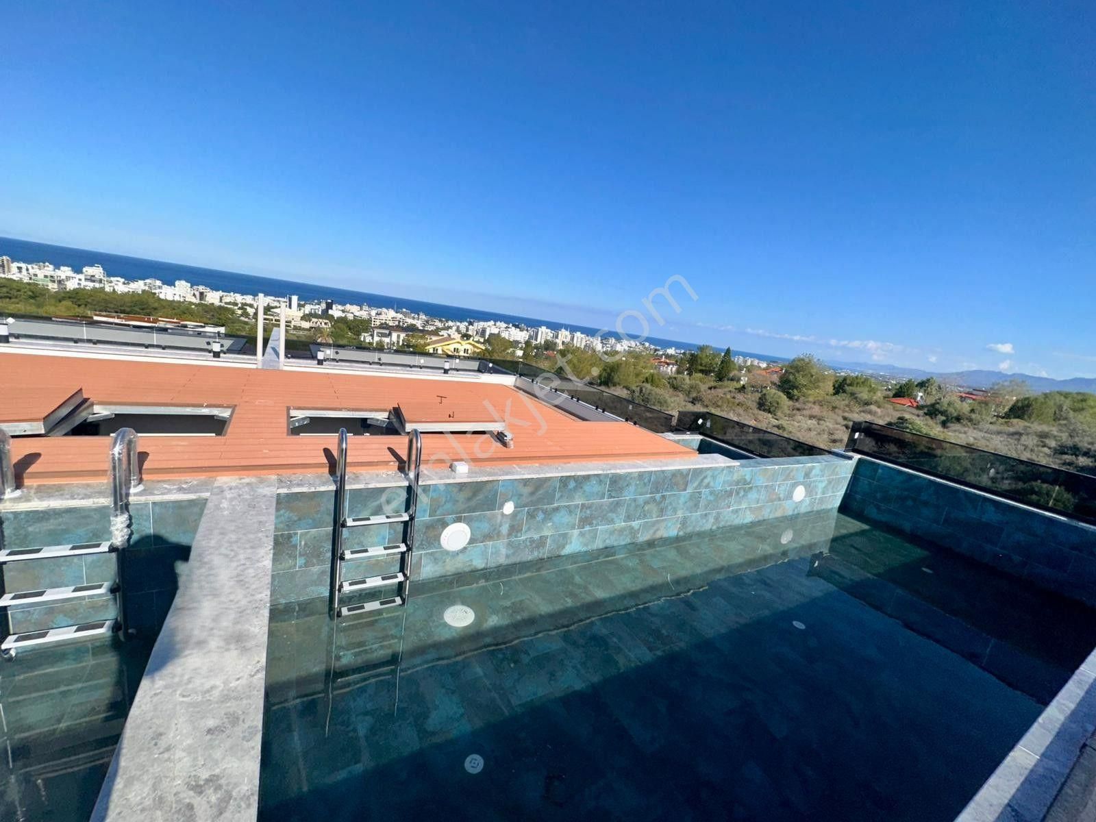 Girne Merkez'de Dağ Ve Deniz Manzaralı, Yüzme Havuzlu Satılık 3+1 Lüks Villa !! - Görsel 20