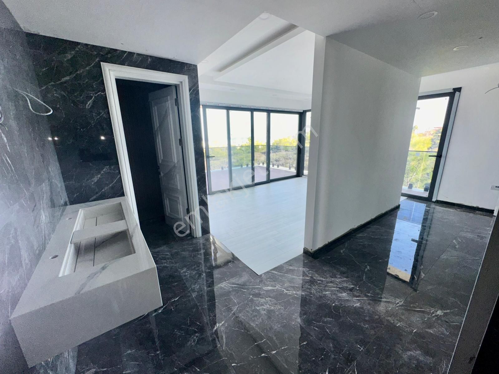 Girne Merkez'de Dağ Ve Deniz Manzaralı, Yüzme Havuzlu Satılık 3+1 Lüks Villa !! - Görsel 9