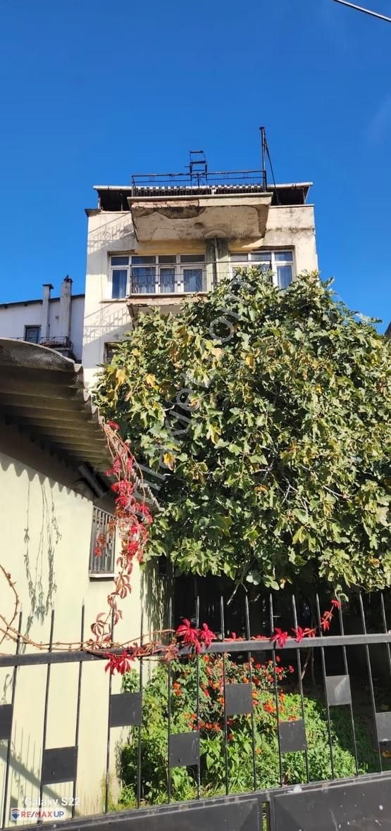 Üzerinde 2 Adet Yapı Bulunan Satılık Arsa