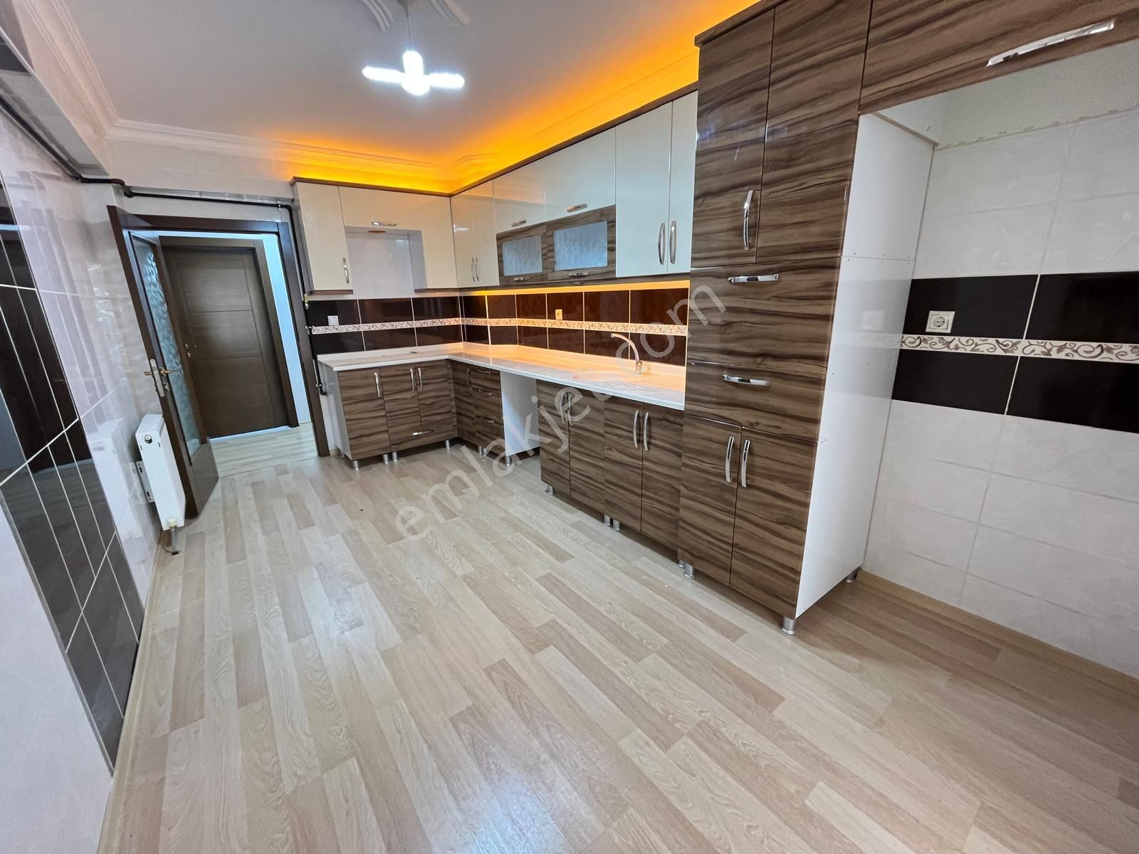 Karapürçek'te Stadyum Yanı Asansörlü 140 M2 1.katta Full Yapılı Satılık Daire !! - Görsel 3