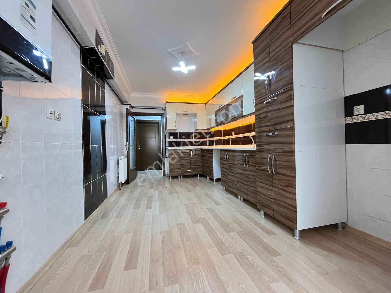 Karapürçek'te Stadyum Yanı Asansörlü 140 M2 1.katta Full Yapılı Satılık Daire !! - Görsel 4