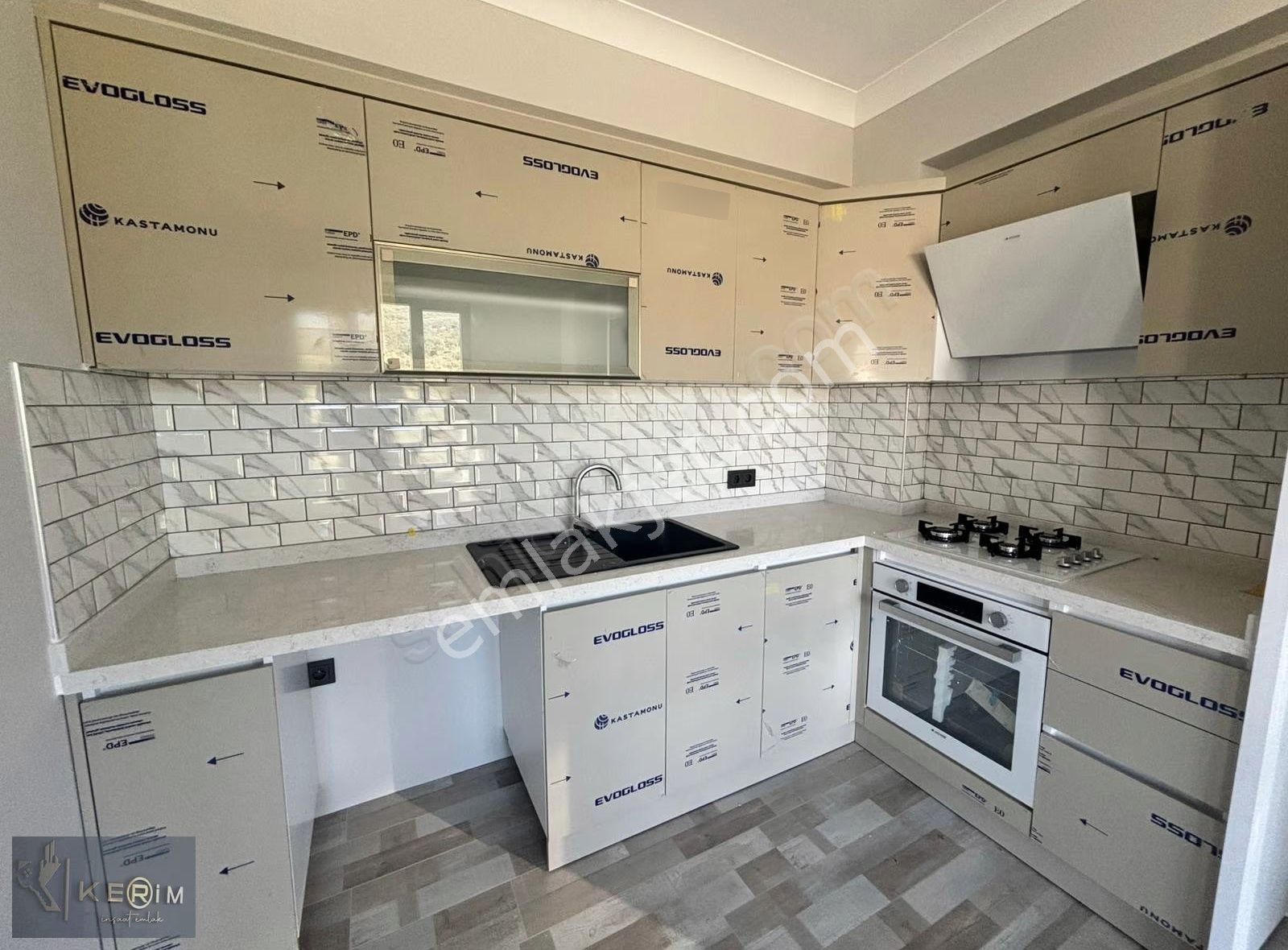 Kerim'den Küçükkuyu Merkez'de Satılık 1+1 Geniş Satılık Daire - Görsel 2