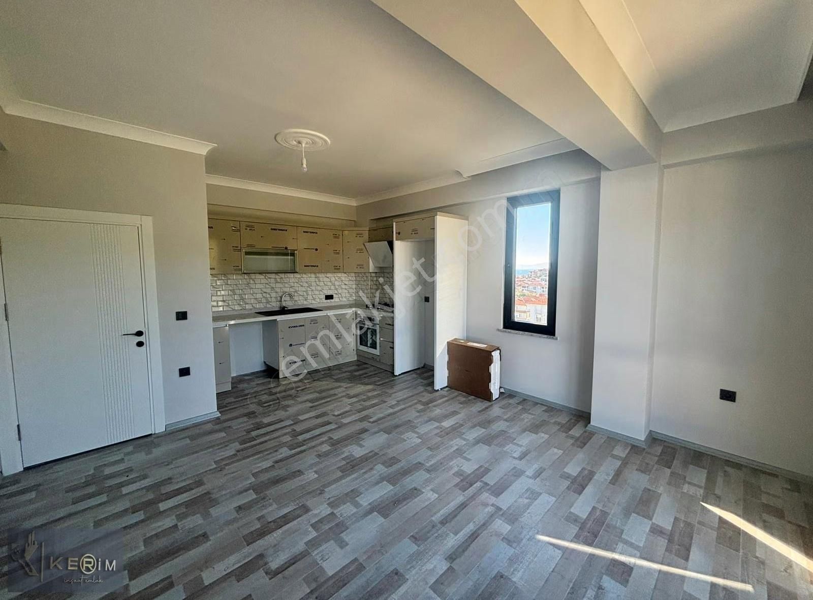 Kerim'den Küçükkuyu Merkez'de Satılık 1+1 Geniş Satılık Daire - Görsel 10