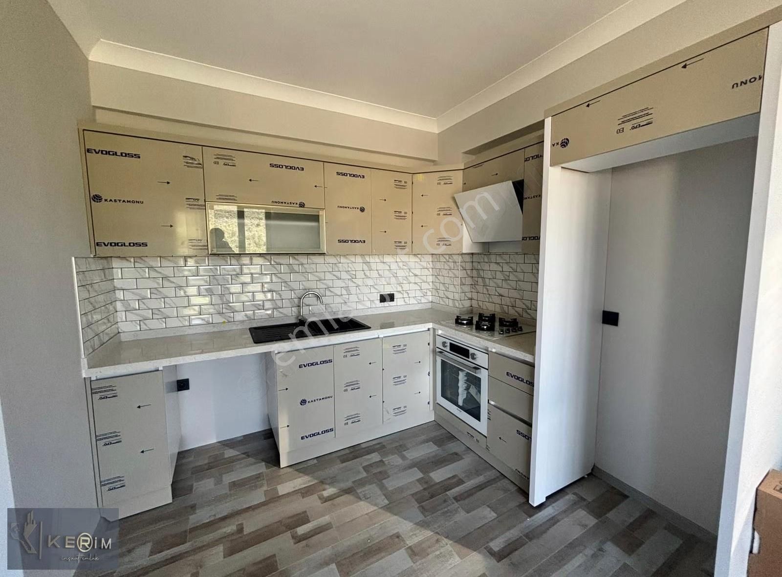 Kerim'den Küçükkuyu Merkez'de Satılık 1+1 Geniş Satılık Daire - Görsel 23