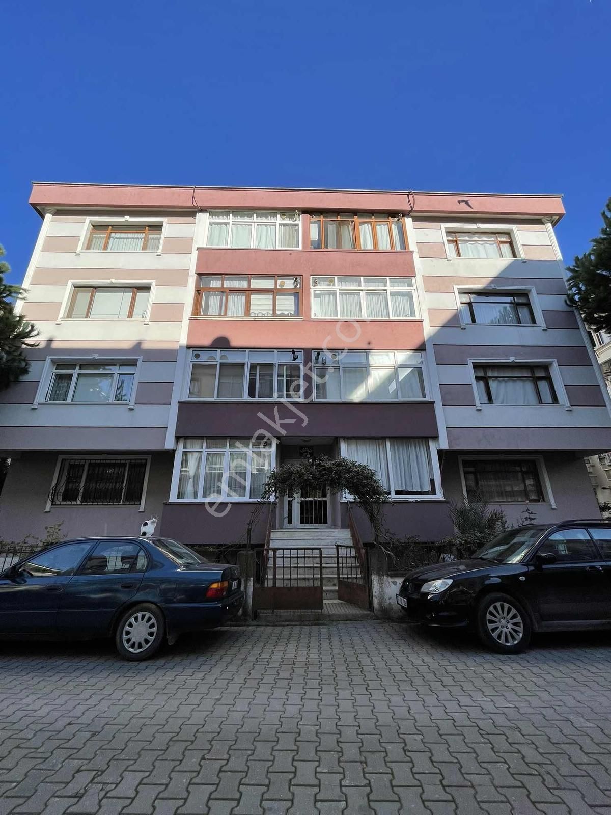 3+1 Arakat Geniş Arsa Payı Yüksek Temiz Merkezi Konumlu Daire