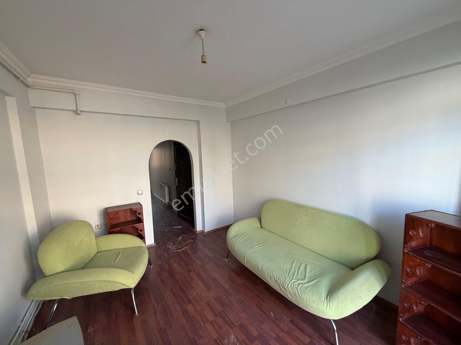 Akademi'den Cadde Yakını Balkonlu Eşyalı 1+1 Kiralık Daire