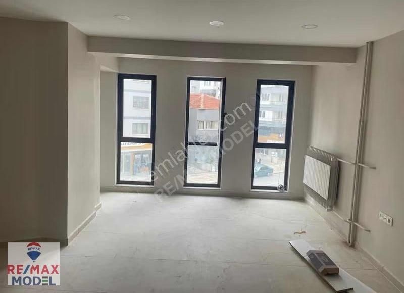 Remax Model Den Saltak Caddesinde 90m² Satılık Ofis - Görsel 6