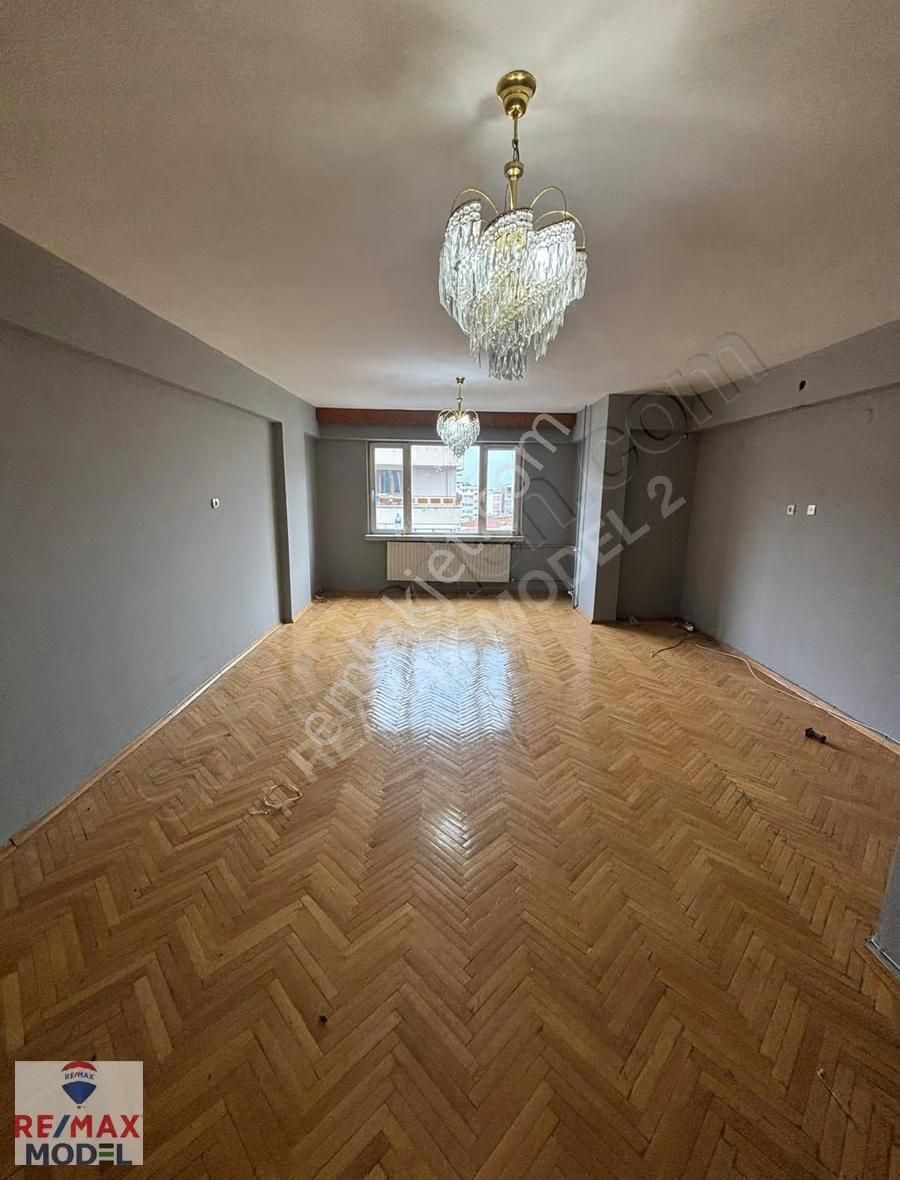 Remax Model Den Çaybaşı Caddesinde 3+1 Satılık Daire