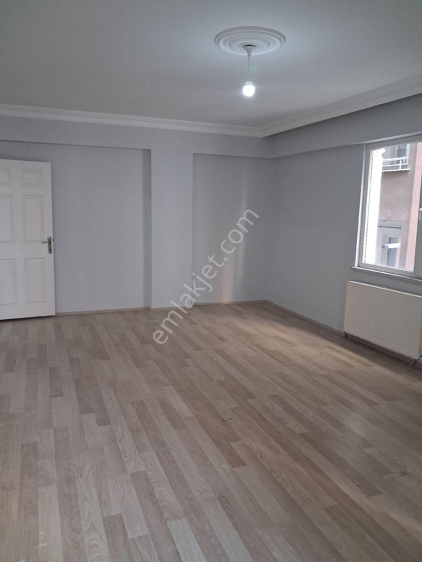 Tuşba Emlaktan Satılık İskanlı Kombili Ara Kat Geniş 3+1